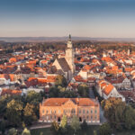 Drohnenbild von der Stadt Bad Langensalza. In der Mitte ragt die Marktkirche in die Luft.
