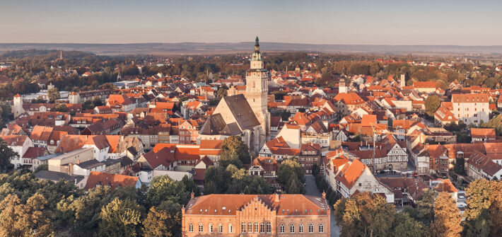 Drohnenbild von der Stadt Bad Langensalza. In der Mitte ragt die Marktkirche in die Luft.