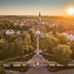 Drohnenbild von Bad Langensalza bei Sonnenaufgang.