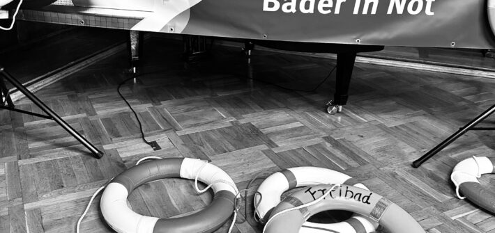 Ein schwarz-weißes Foto von Rettungsreifen. Auf dem Banner steht "Thüringer Bäder in Not"