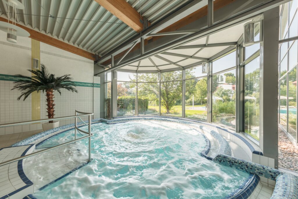 Quellbecken der Friederiken Therme mit Wasserdüsen und Aussicht.