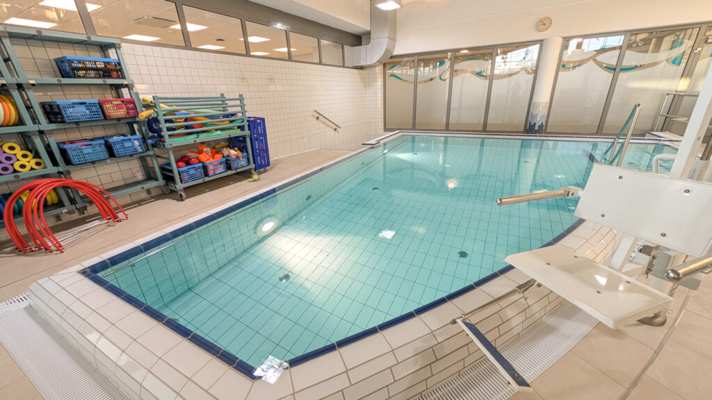 Ein Therapiebecken mit Rollstuhllift