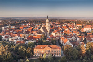 Drohnenbild von der Stadt Bad Langensalza. In der Mitte ragt die Marktkirche in die Luft.