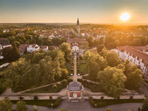Drohnenbild von Bad Langensalza bei Sonnenaufgang.