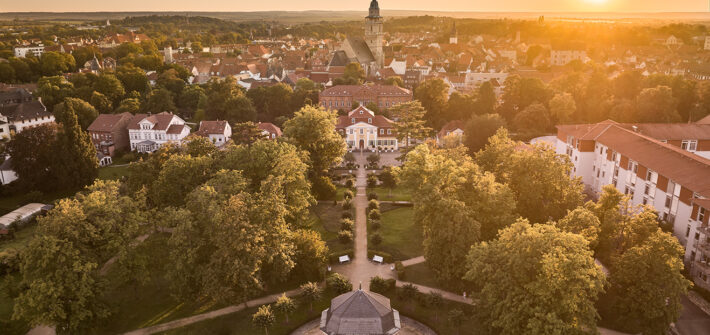 Drohnenbild von Bad Langensalza bei Sonnenaufgang.
