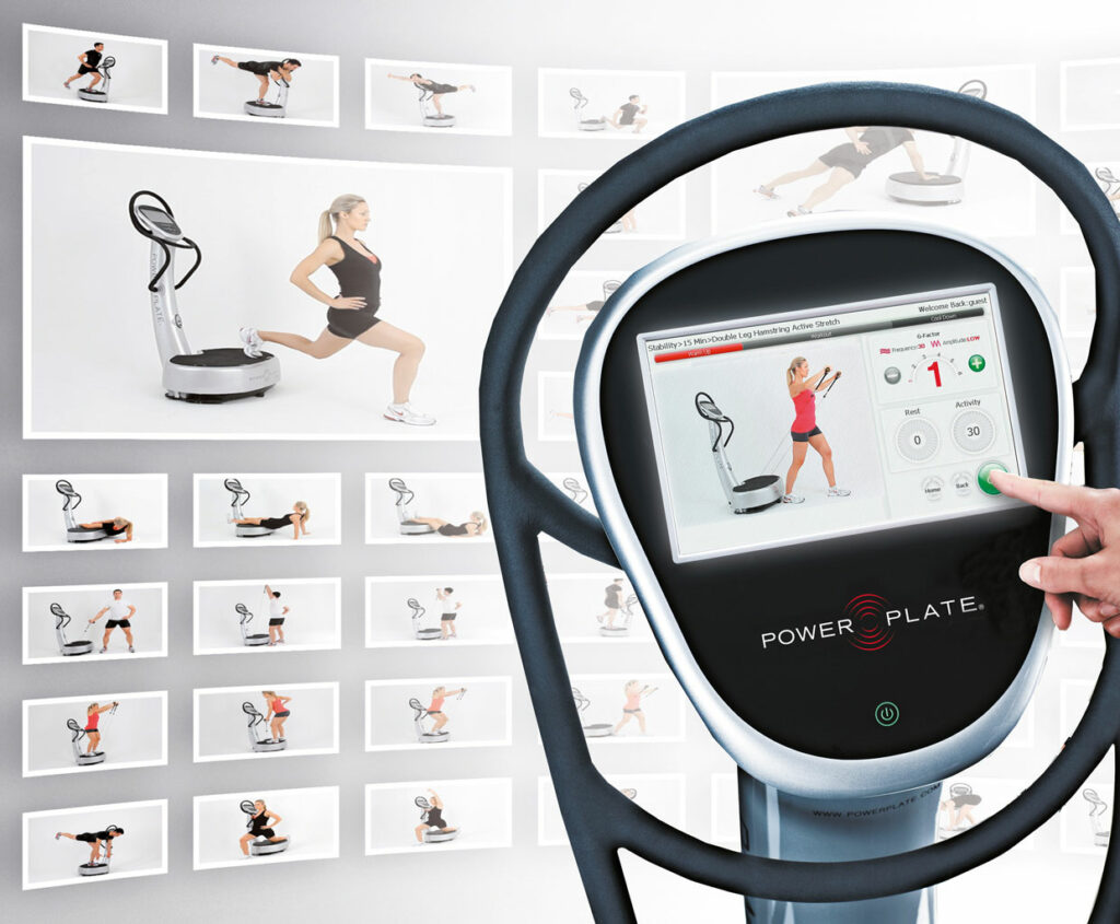 Der integrierte Monitor am PowerPlate sowie im Hintergrund viele mögliche Übungen