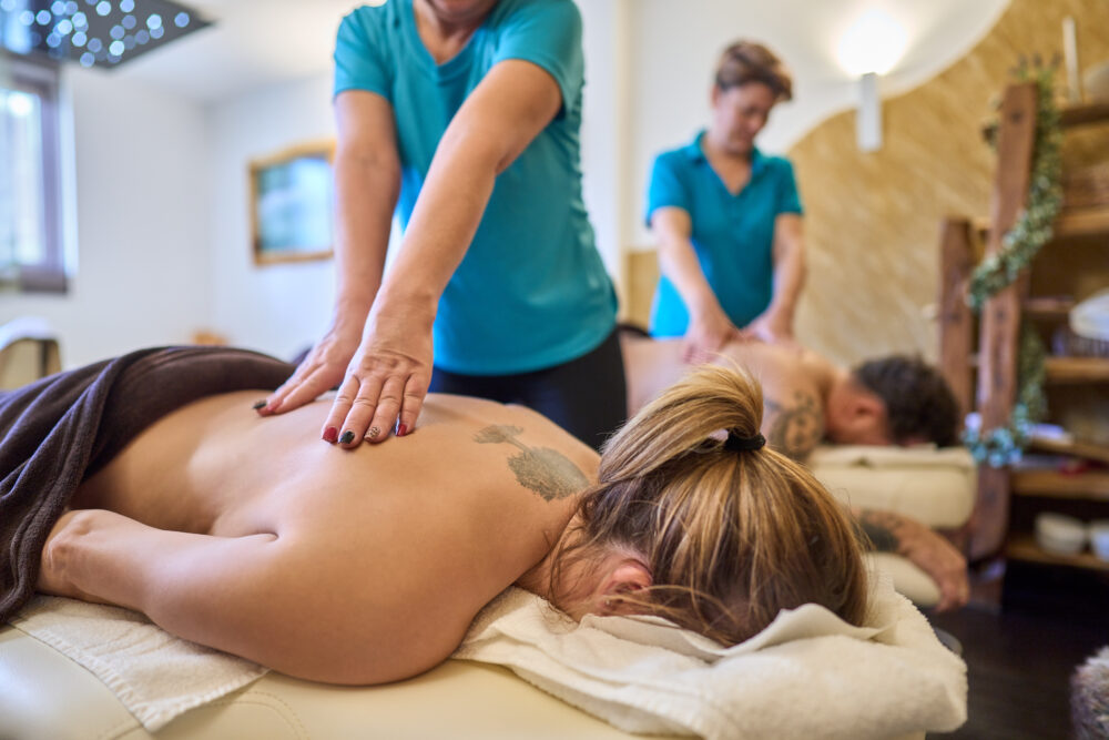 Frau bekommt Rückenmassage